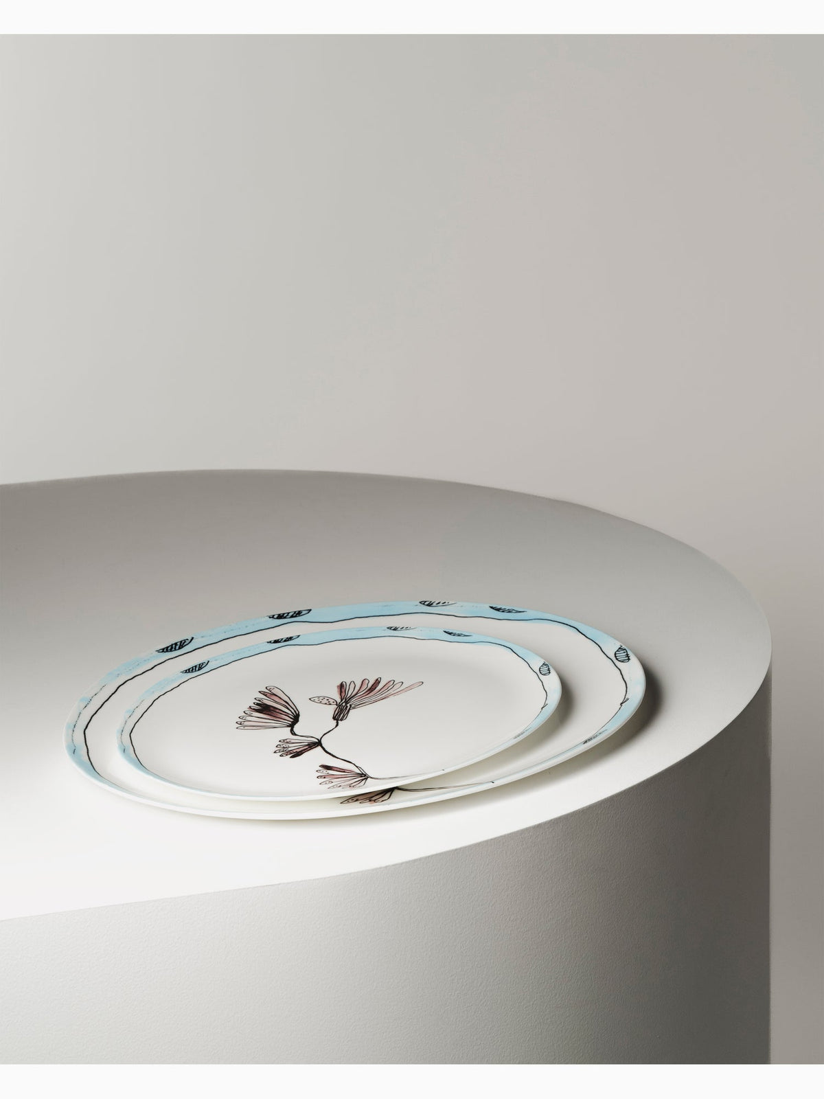 Midnight Flowers Oval Plate °2 S, Camelia Aubergine, Serax (2)